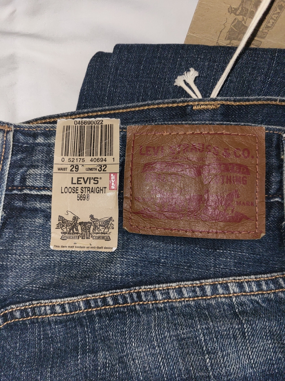Levi's Men's Dark Blue Loose Straight Jeans with Gold Pocket Stitch - Picture 2 of 2